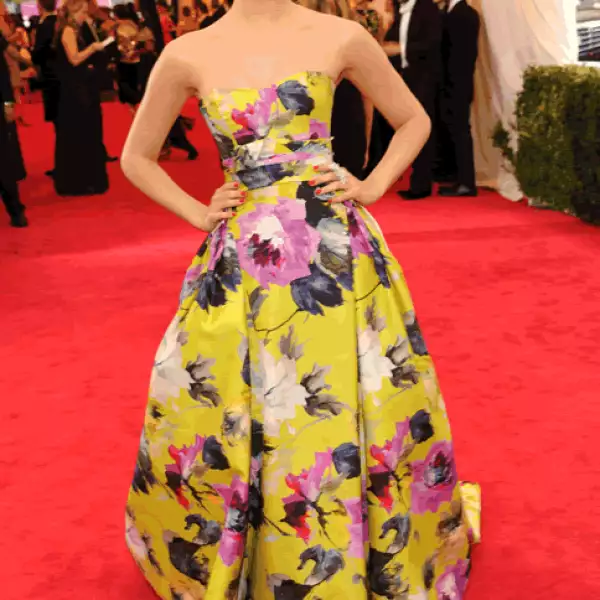 Emmy Rossum-  En un vestido floral de Carolina Herrera.