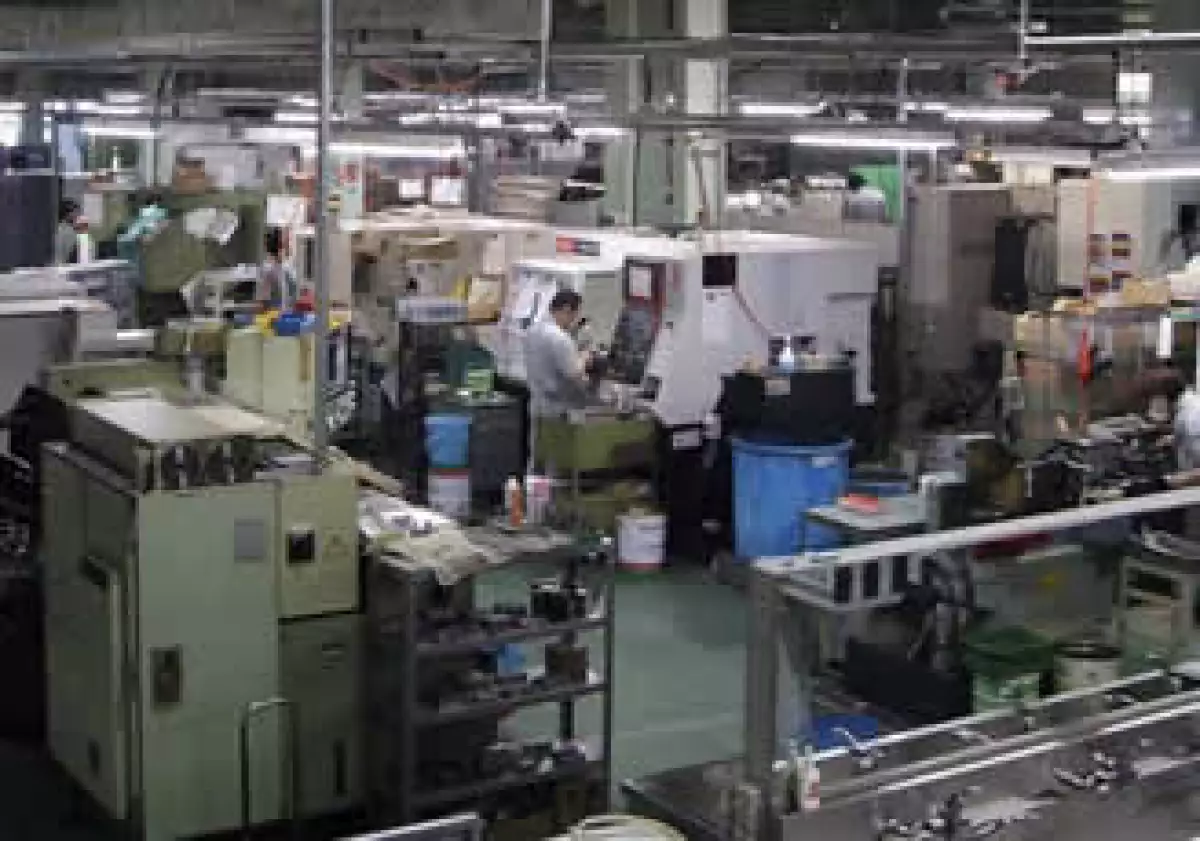 Planta de ASKK, empresa fabricante de máquinas de alta precisión que optó por reducir las horas de trabajo de su personal para evitar despidos, un recurso muy popular en Japón (Foto: AP).
