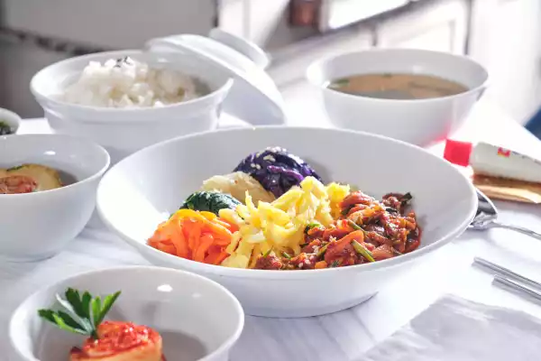 aeromexico presenta nuevo menu para su ruta a seul