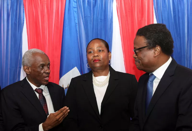 Los miembros del consejo de transición de Haití Edgard Leblanc Fils, Regine Abraham y Fritz Alphonse Jean interactúan después de la ceremonia de instalación del Consejo de Transición, en las afueras de Puerto Príncipe, Haití, el 25 de abril de 2024.