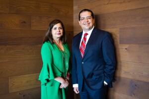 Mónica Flores Barragán y Jorge Torres, presidentes saliente y entrante de la AmCham.
