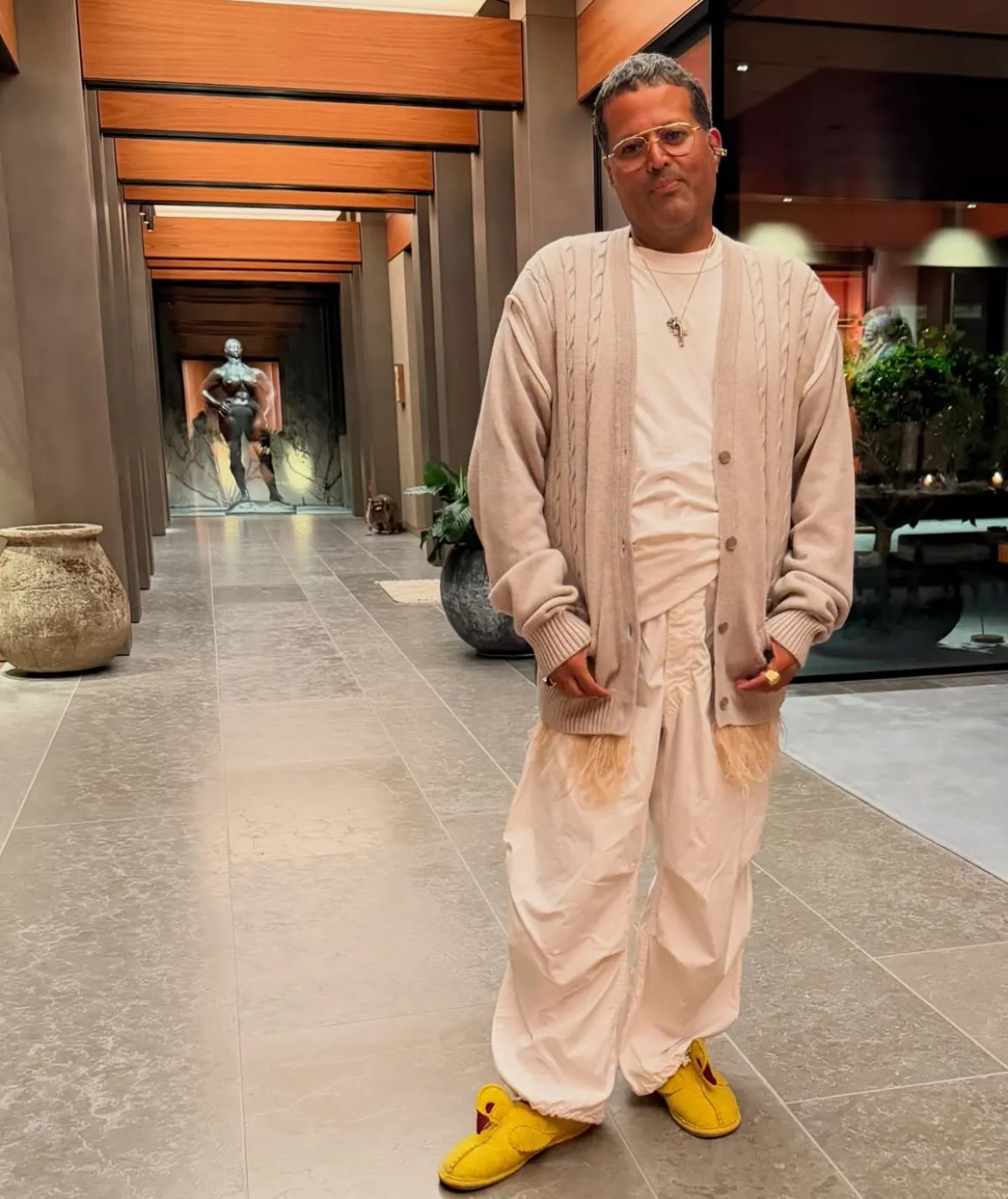 Aldo Rendón luciendo un estilo atrevido.