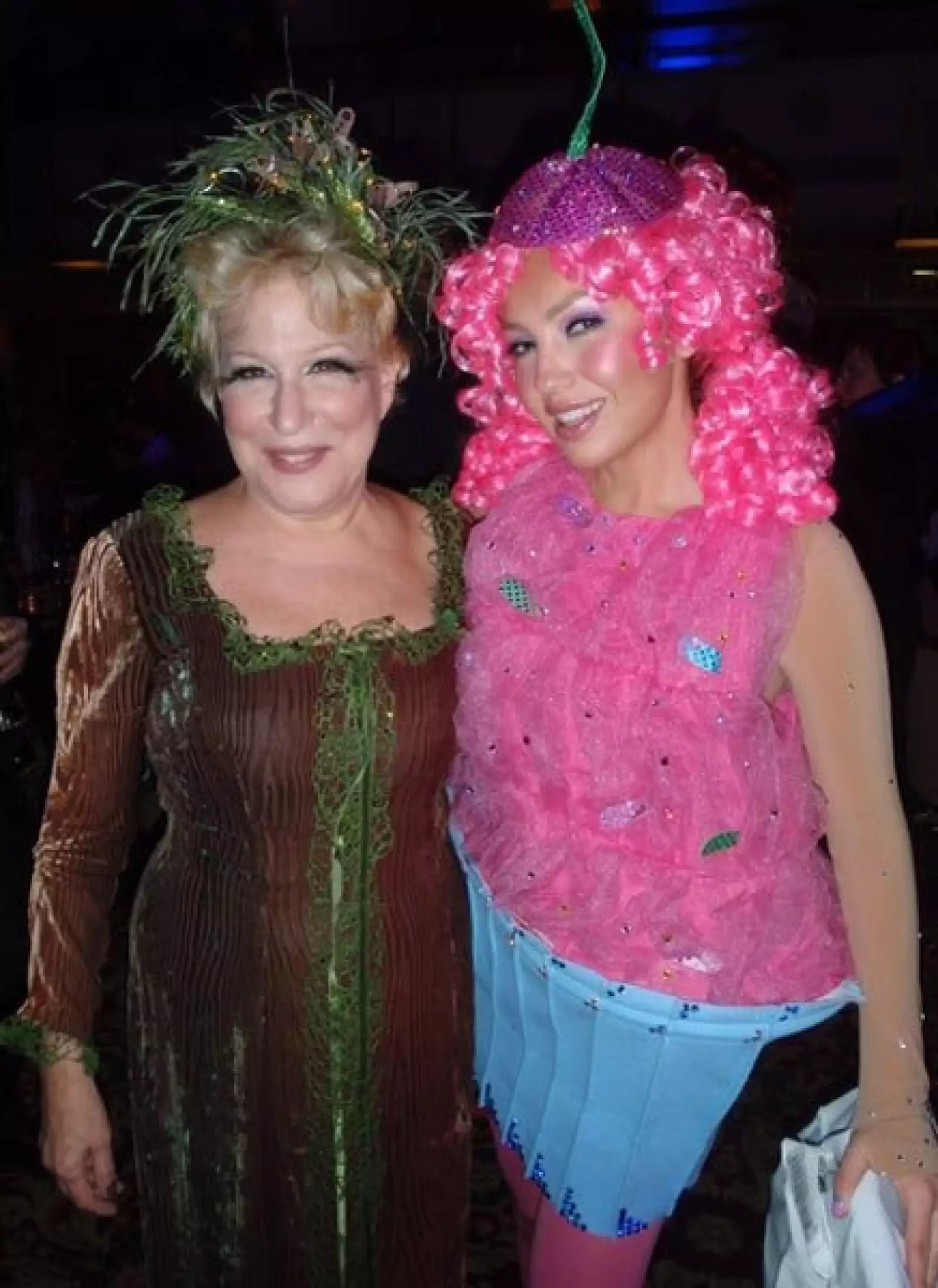 La guapa Thalía se tomó la foto con Bette Midler en la fiesta de Halloween Ball.