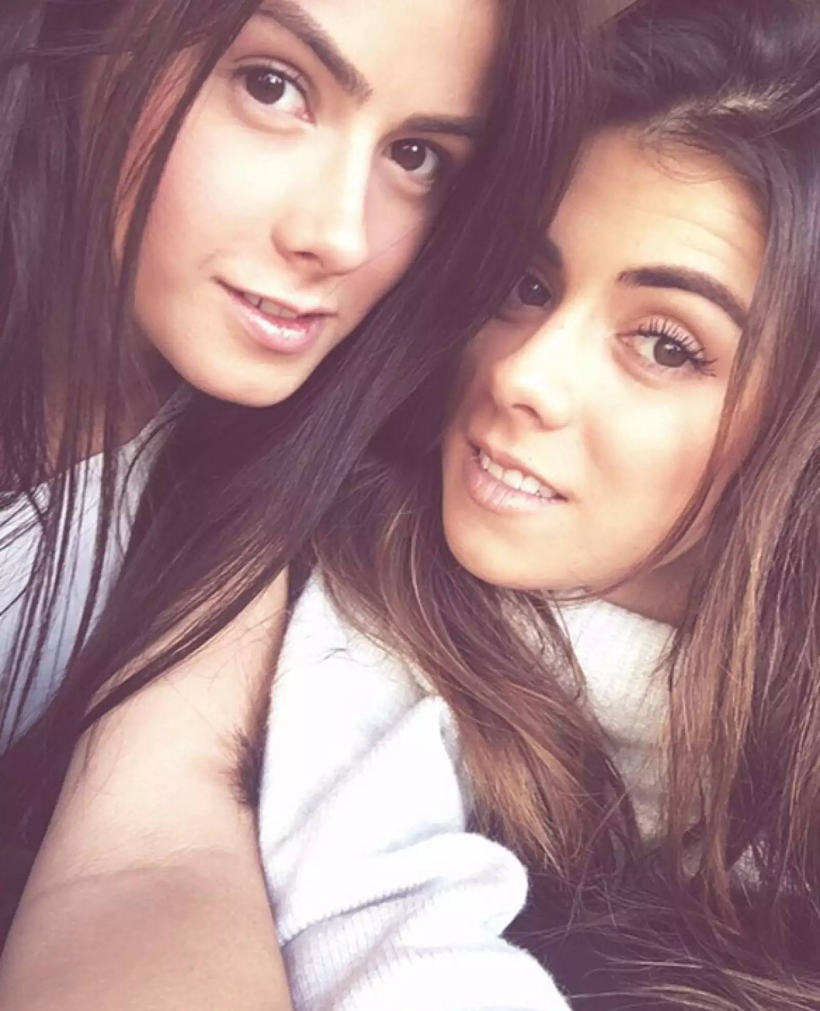 Nicole con su hermana Paulina.
