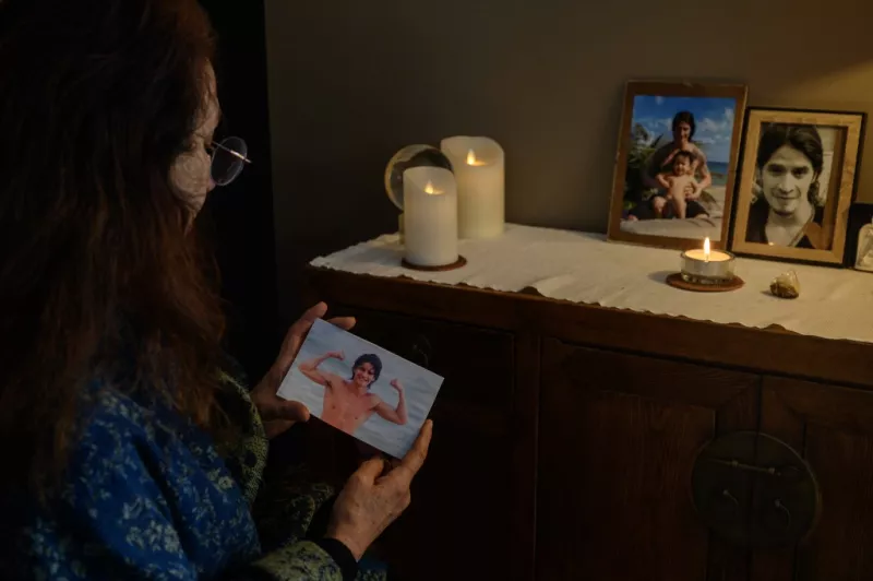 Marie-Pascale Radoux, cuyo hijo franco-mexicano Orion Hernández Radoux, de 32 años, es uno de los 132 rehenes retenidos en la Franja de Gaza, habla con la AFP en su casa en Labastide-Saint-Georges, cerca de la ciudad del suroeste de Toulouse, el 8 de enero de 2024.