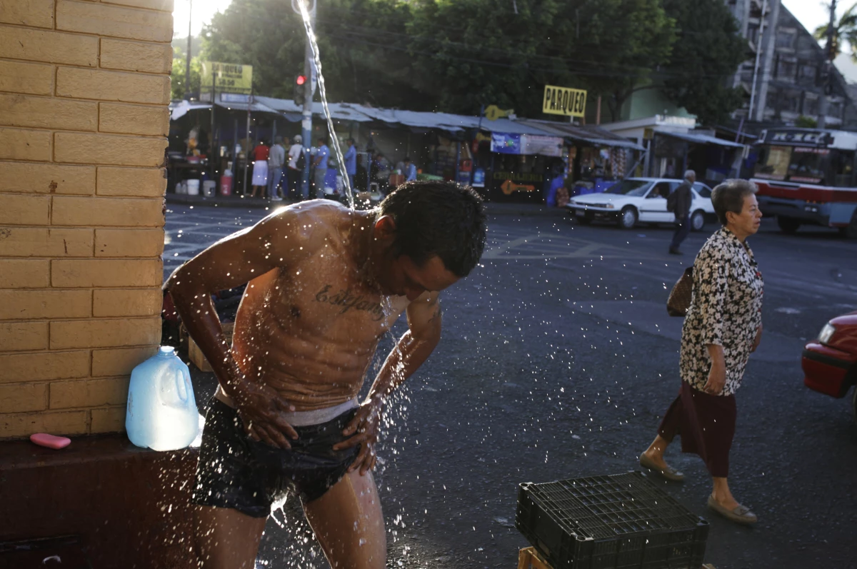 En las últimas semanas, centenares de habitantes de varias comunidades de los alrededores de San Salvador han protestado y bloqueado calles.