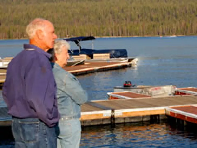 Las personas mayores se han visto en la necesidad de recobrar sus empleos o buscar alguno debido a la situación económica. (Foto: Especial )