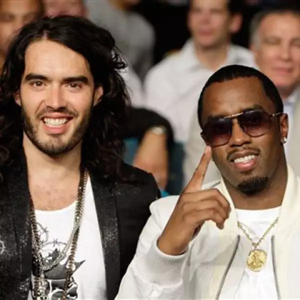 El comediante Russell Brand estuvo sentado junto al famoso rapero P. Diddy.