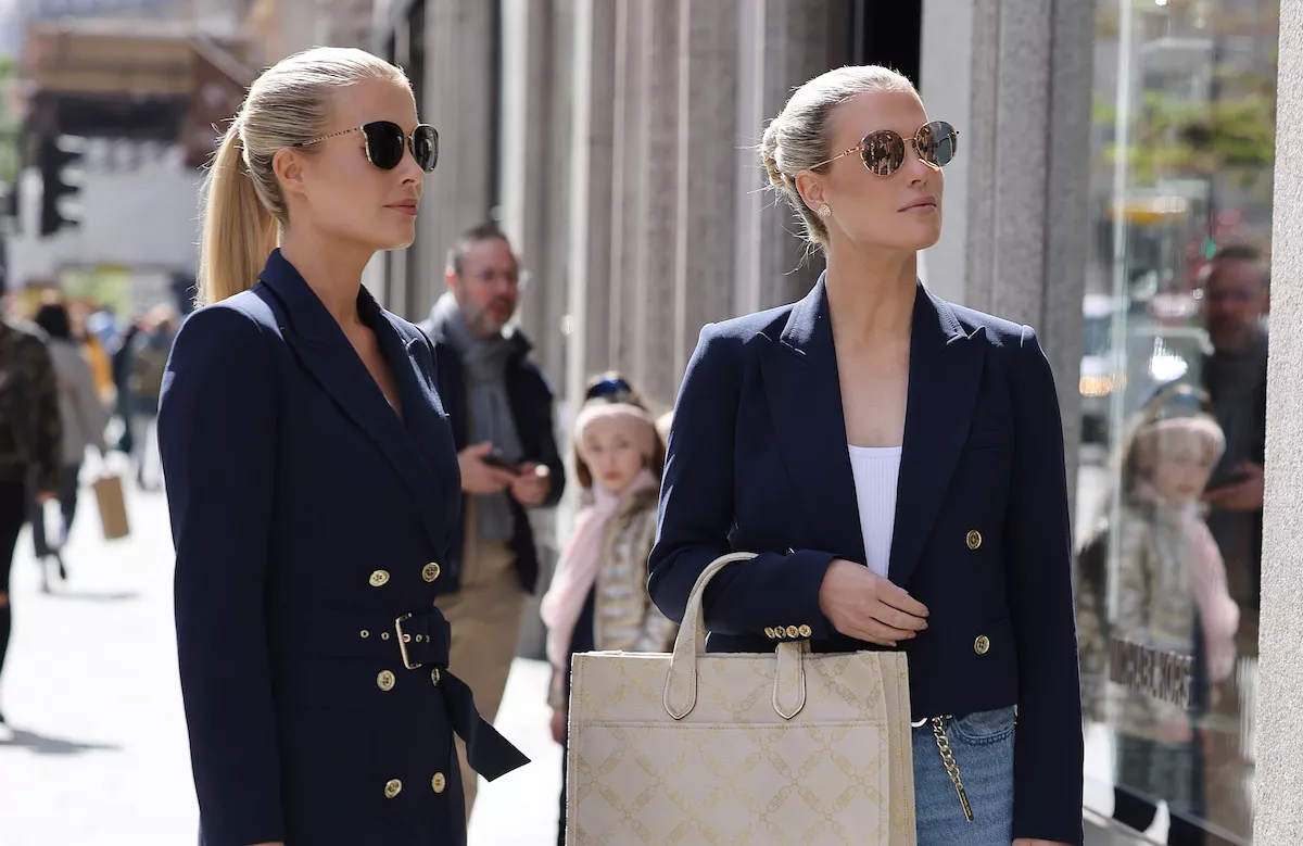 Amelia y Eliza Spencer en Londres vestidas de Michael Kors. 