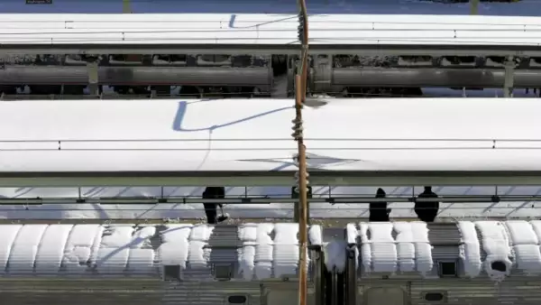 Un trabajador retira la nieve acumulada en Union City en Washington, para intentar normalizar el servicio de trenes en la ciudad para este lunes.