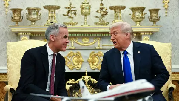 El presidente de los Estados Unidos, Donald Trump, se reúne con el primer ministro canadiense Mark Carney en la Oficina Oval de la Casa Blanca en Washington, DC, el 7 de octubre de 2025. La reunión de Carney llega cuando espera convencer al presidente Donald Trump de que alivie los aranceles estadounidenses que están afectando negativamente a la economía de Canadá.