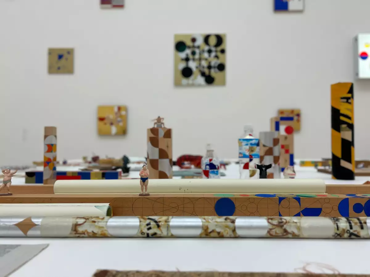 Foto de una "Working Table" de Gabriel Orozco que exhibe distintas figuras de Japón.
