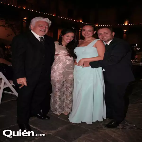 Marco Flavio Cruz con Romina, Paulina y Carlos Ramos
