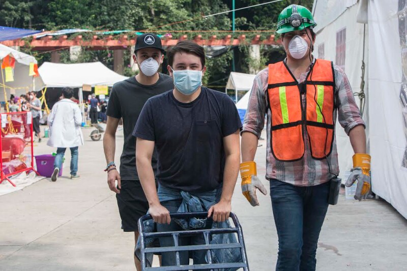 Millenials ayudando durante el sismo del 19 de septiembre.