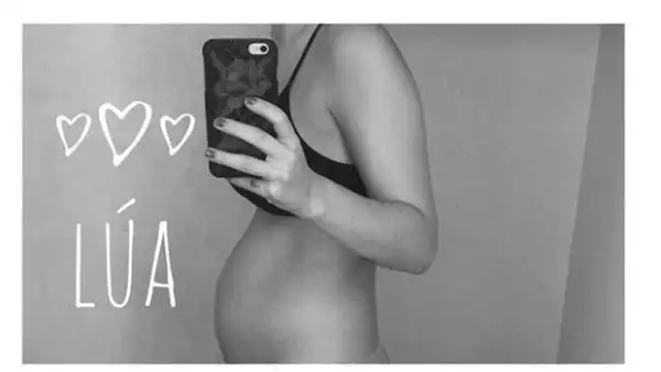 La actriz está viviendo plenamente su etapa de embarazo y no sólo ha publicado tiernas fotos mostrando cómo crece su pancita, también reveló el nombre que tendrá su primer hija.