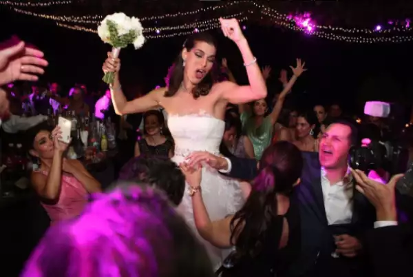 LLegó el momento para la novia de aventar el ramo.