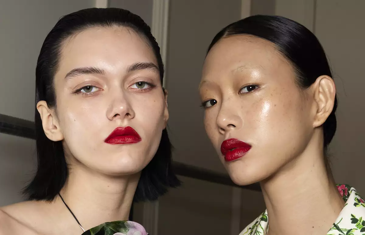 carolina herrera S23-labios partidos-lipstick-crema hidratante-balsamo hidratante-labios-exfoliante.jpg