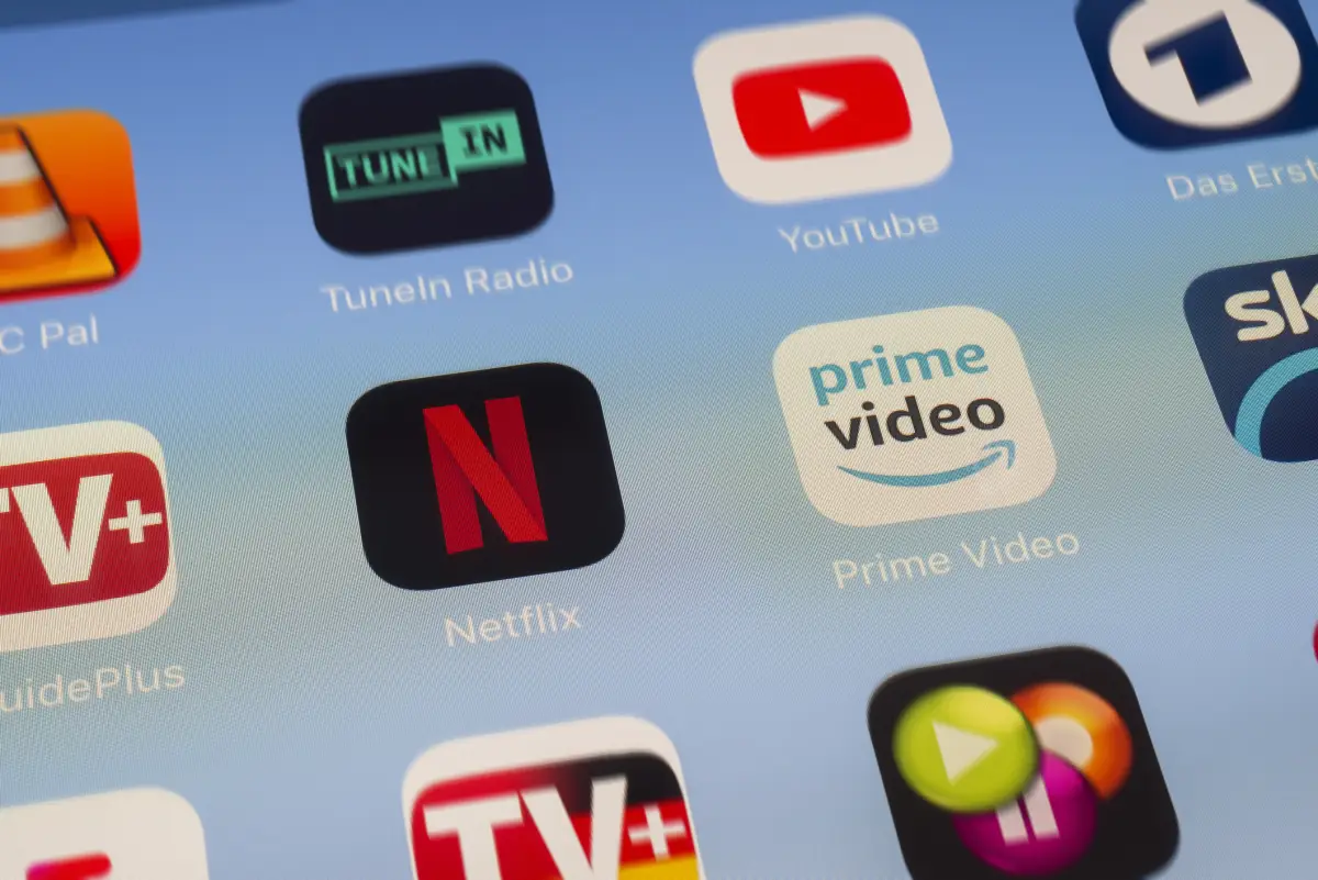 Además de tu dinero, estos son los datos que te exigen Disney+, Prime Video y Netflix