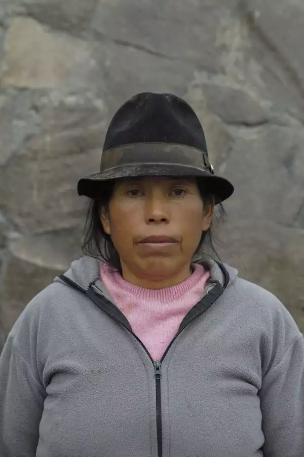 Nele Cuchipe, de 52 años, del grupo indígena Kichwa posa para un retrato en las protestas de Quito. 