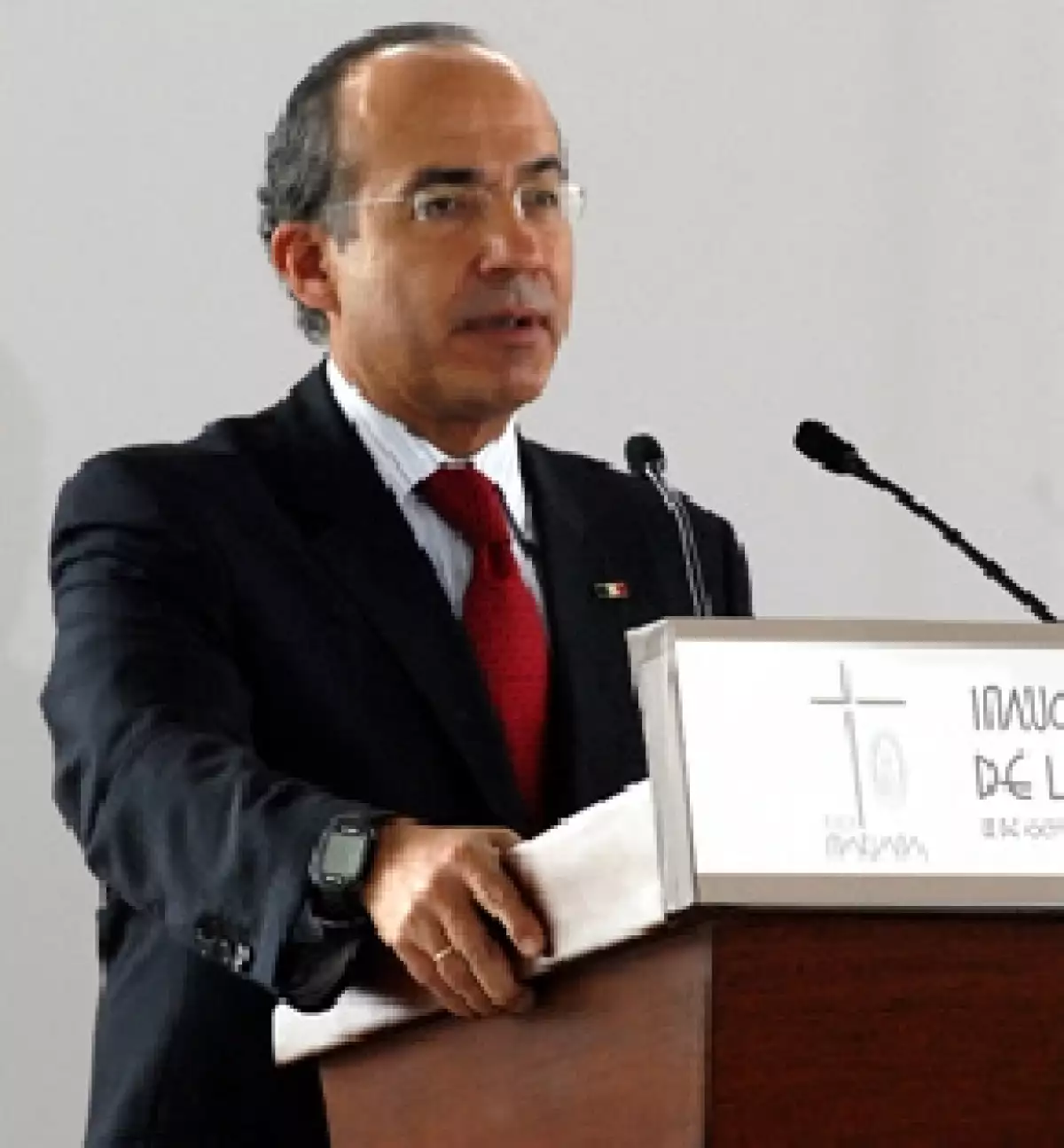 El Jefe de Gobierno del DF, acompañado de su esposa Rosalinda Bueso, participó ayer en la inauguración de la Plaza Mariana de la Basílica de Guadalupe.