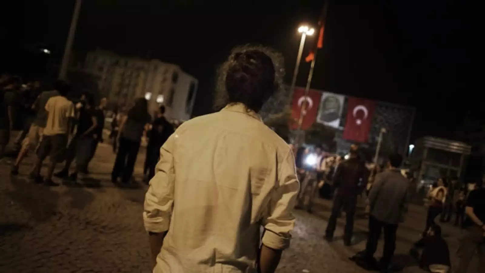 Un hombre de pie inspira una protesta en Estambul