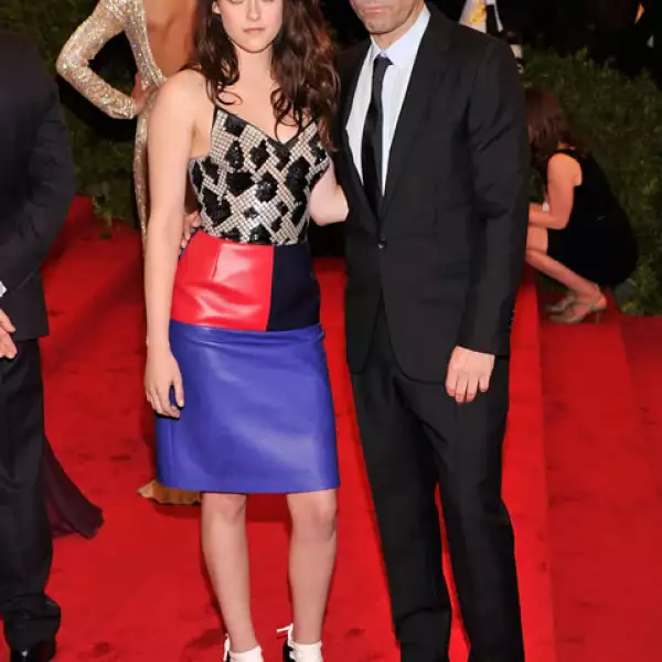 Nicholas Ghesquière, ex diseñador de Balenciaga, adora a Kristen Stewart y la hizo imagen de su fragancia Florabotanica.
