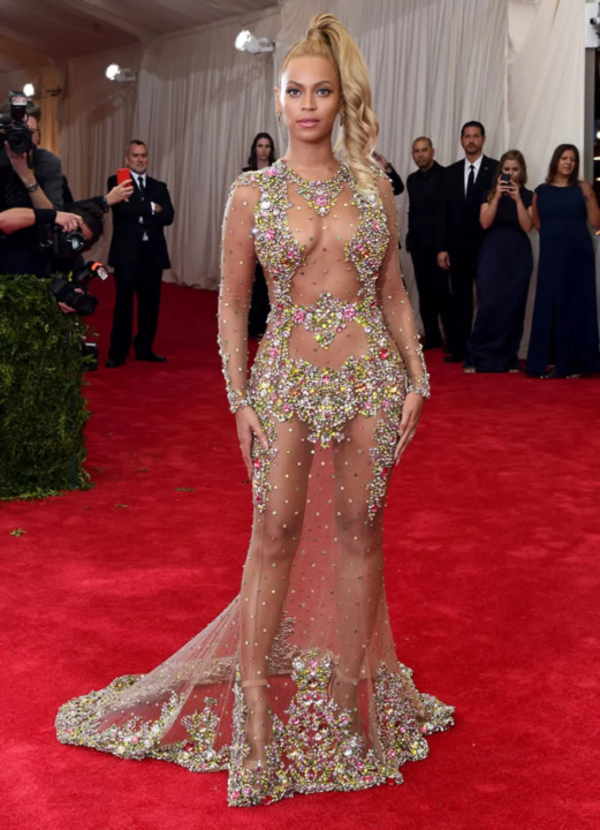 Fue una de las mejor vestidas del Met Gala, sin embargo, ese Roberto Cavalli nos recuerda mucho a un Givenchy Haute Couture que Queen B lució como nadie en 2012.