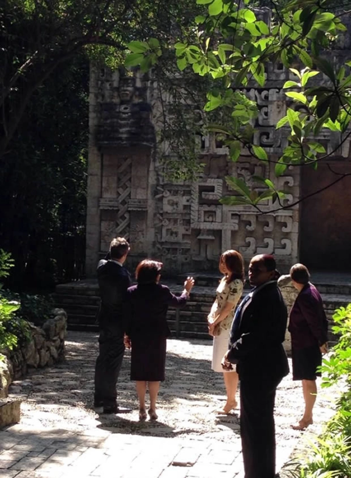 Los Príncipes Herederos llegaron ayer y en sus primeras horas de este lunes han estado en la Fundación CTDUCA y en el Museo de Antropología, después se reunirán con Peña Nieto.