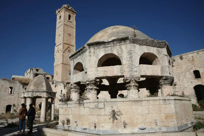 La gente recorre la gran mezquita de Maaret al-Numan, en la provincia siria de Idlib, en el noroeste de Siria, el 1 de diciembre de 2024.