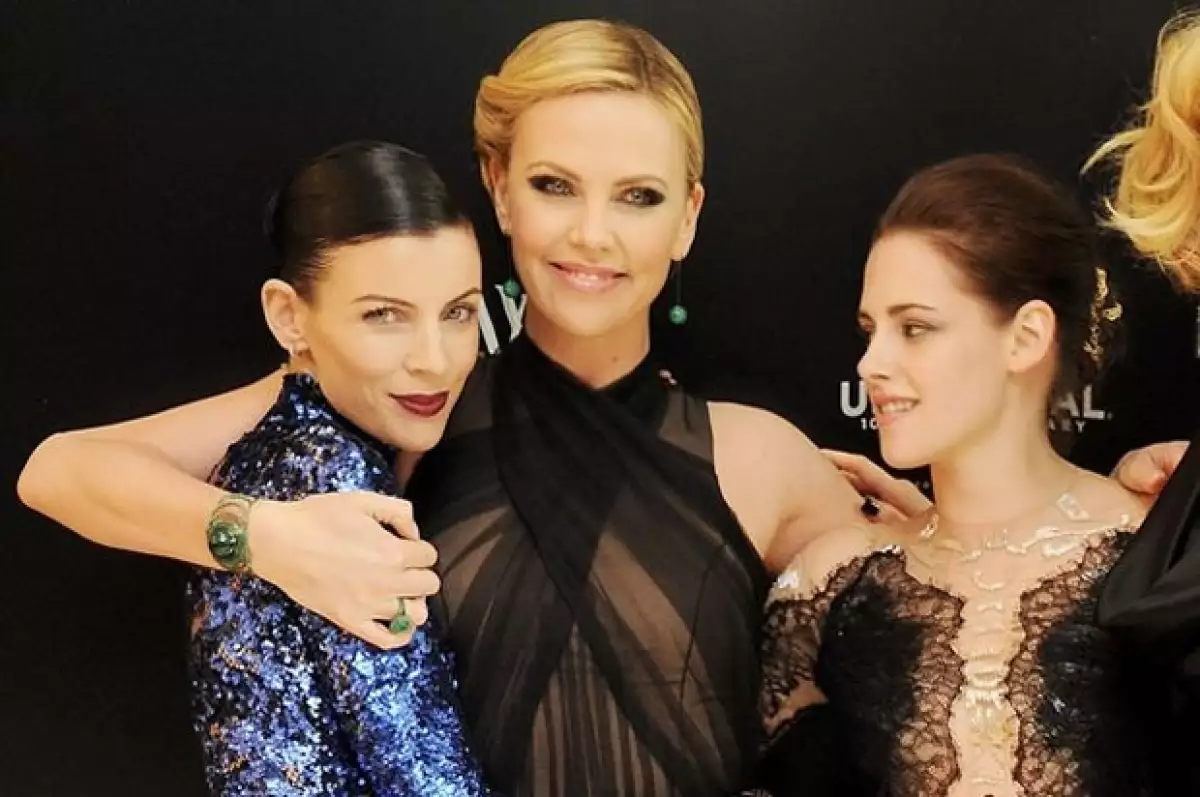 Aquí Liberty y Kristen durante una alfombra roja de Blancanieves y la leyenda del cazador.