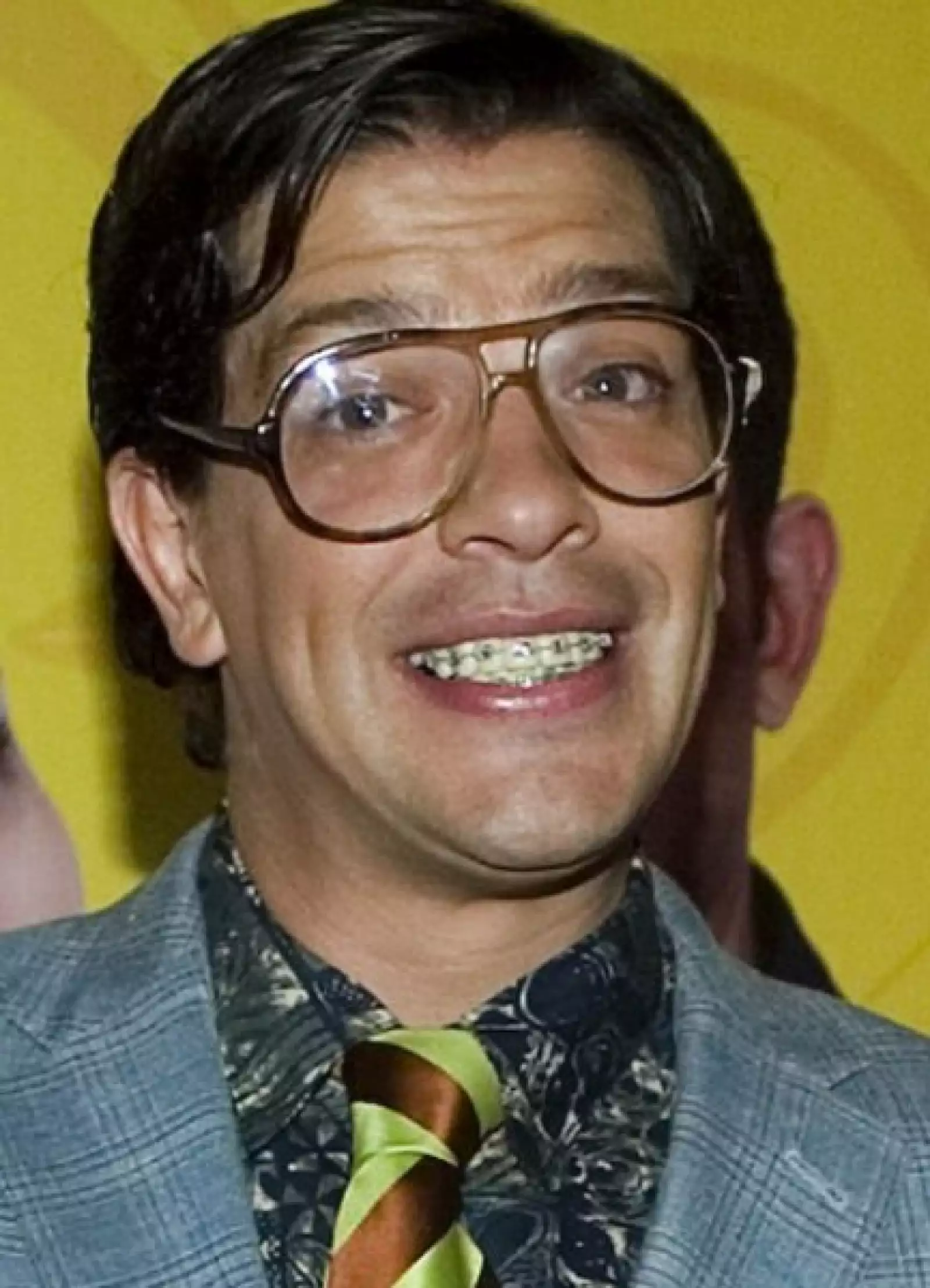 Yahir dando vida al nuevo personaje que interpretará en Quiéreme tonto.