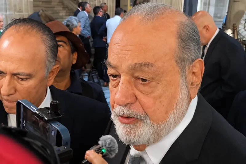 Cara del empresario Carlos Slim de frente a microfonos.png