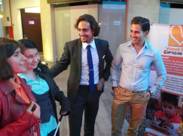 Enrique Abascal y Esteban Abascal con dos niñas de la fundación.