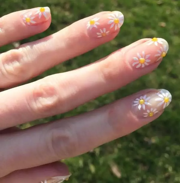 uñas con flores blancas