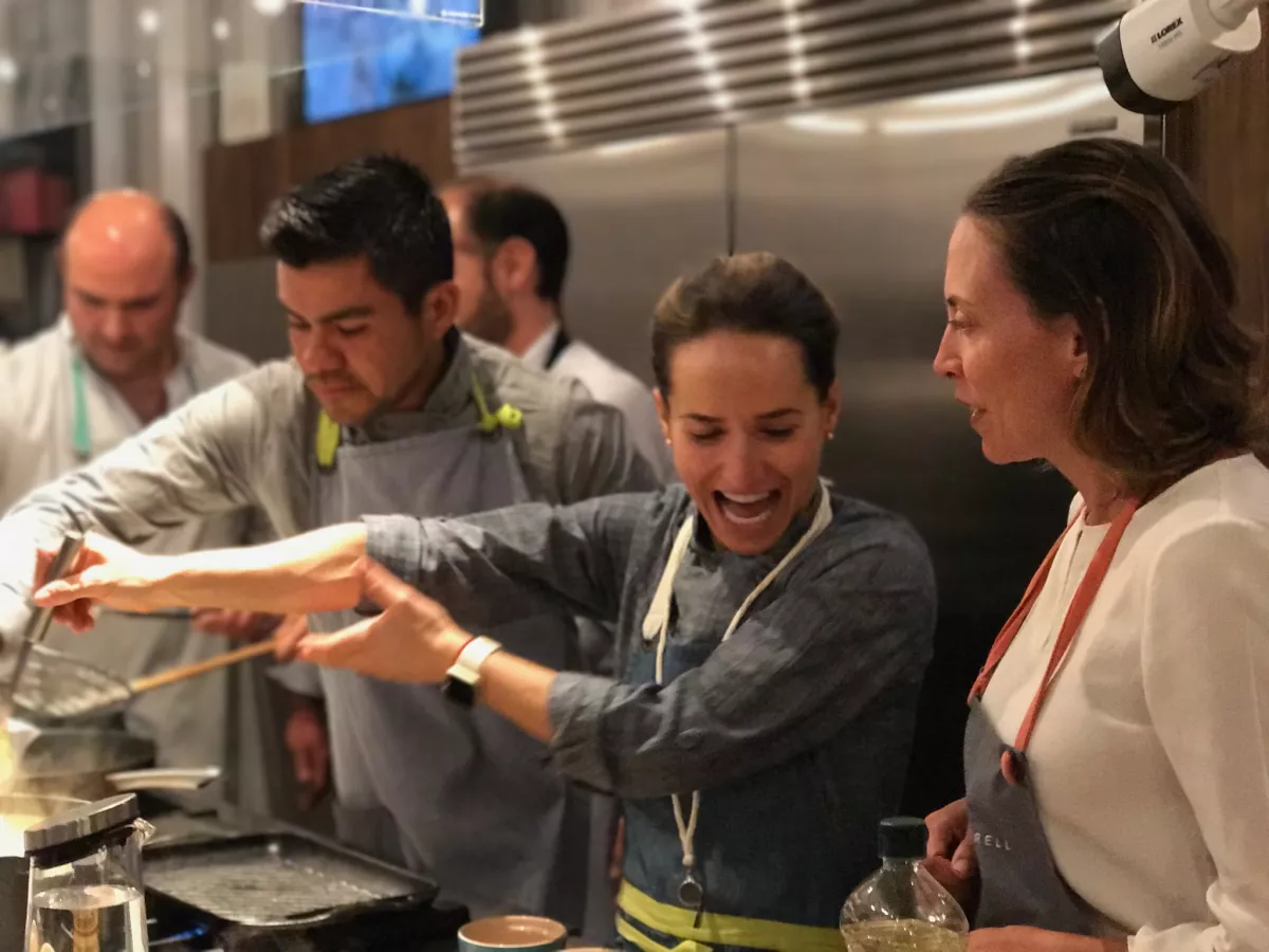 Ana cocinando