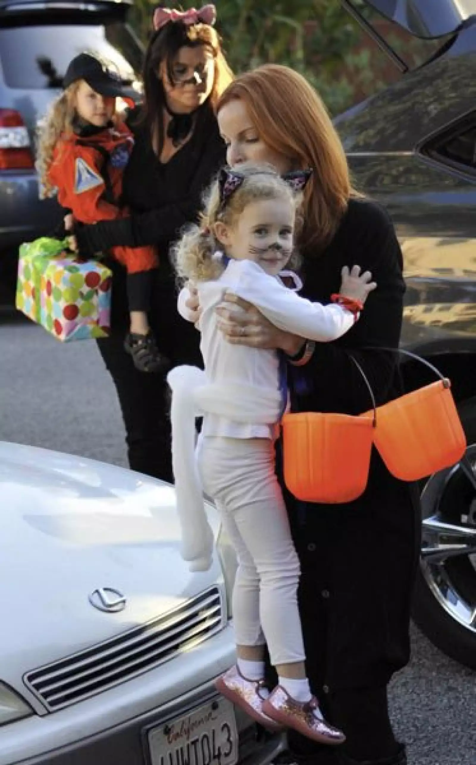 Marcia Cross dejó el disfraz para su hija, pero salió con ella a la calle a pedir dulces.