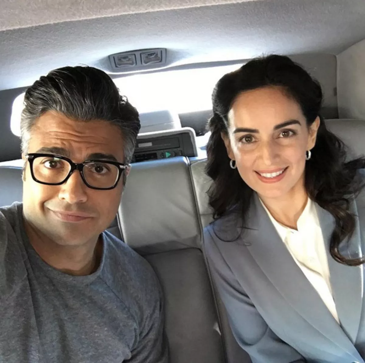Selfie time! Los artistas mexicanos en el set de grabación.