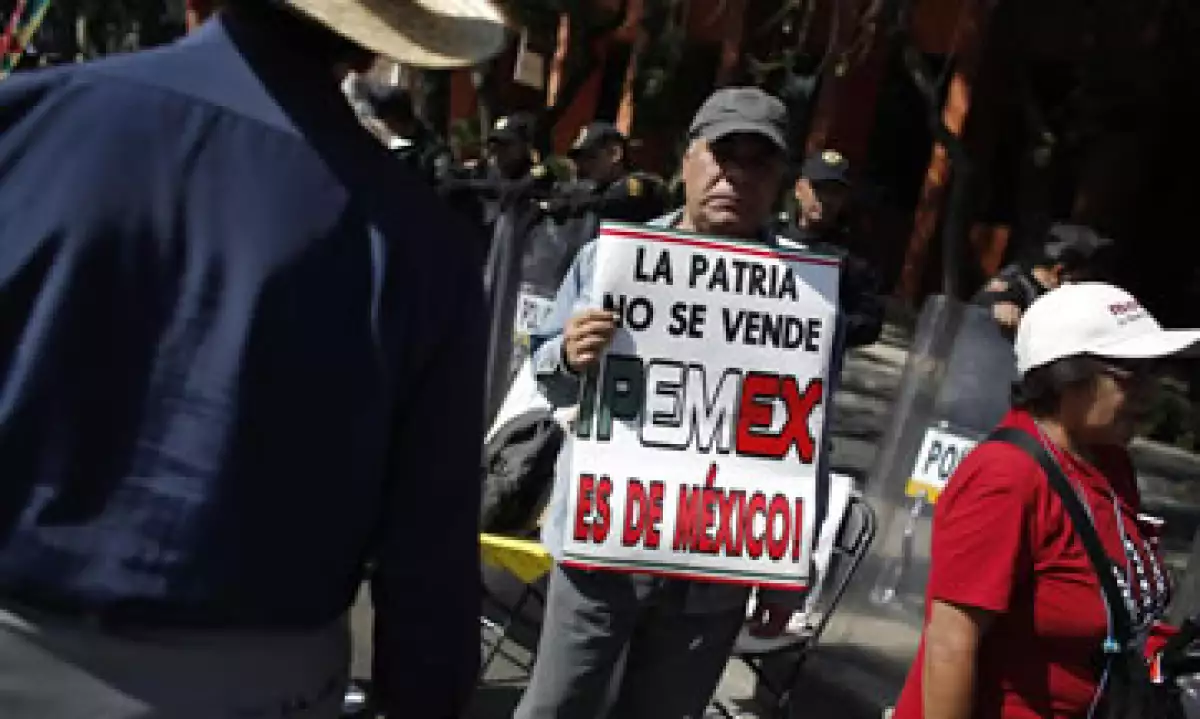 Este domingo inicia el debate del proyecto en comisiones del Senado; afuera las protestas siguen. (Foto: Cuartoscuro)
