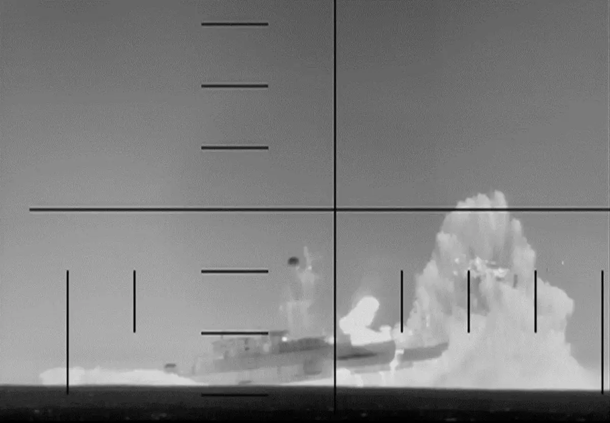 Este fotograma de un vídeo publicado por el Departamento de Defensa de los Estados Unidos el 4 de marzo de 2026, muestra lo que el Departamento de Defensa dice que son imágenes de periscopio de un submarino de la Marina de los Estados Unidos disparando y hundiendo un buque de guerra iraní en el Océano Índico. Un submarino estadounidense torpedeó y hundió un buque de guerra iraní en el Océano Índico, dijo el miércoles el Secretario de Defensa Pete Hegseth.