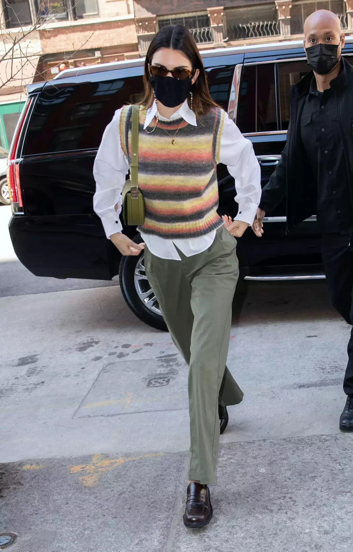 kendall-jenner-chaleco-de-punto-multicolor.jpg
