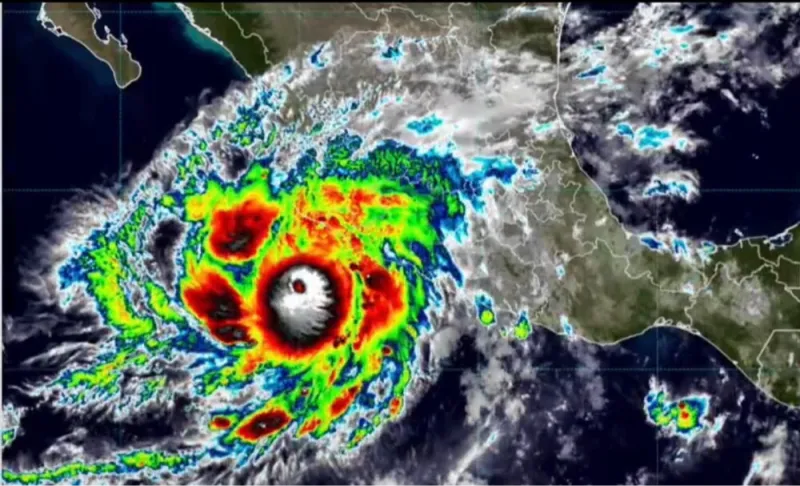 Imagen satelital del huracán Simón sobre el océano Pacífico, frente a las costas de México.