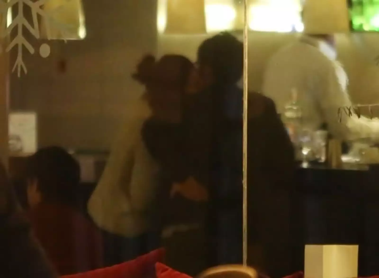 En un momento, el mexicano aprovechó para darle un beso a la aparente nueva `Mrs. García`.