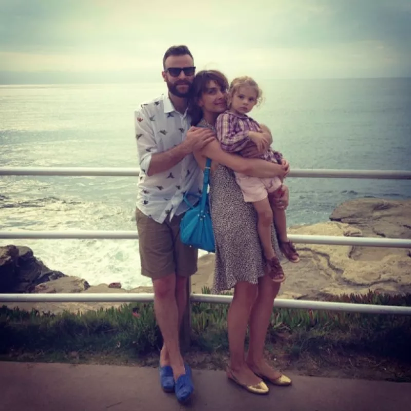 "Bebé en camino", así es como el conductor y su esposa María de la Fuente confirman este miércoles la feliz noticia de que en 2015 recibirán en casa a un hermanito para su primogénita Victoria.