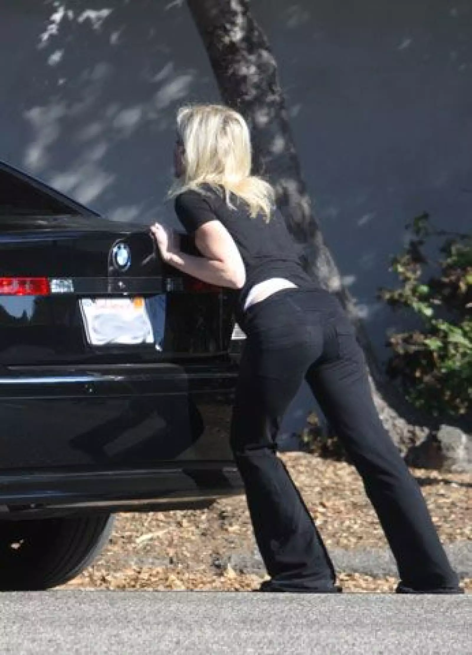 Luego, de acuerdo a un vecino que le marcó a la policía, empezó a actuar extraño y a manejar erráticamente al salir de un estacionamiento.