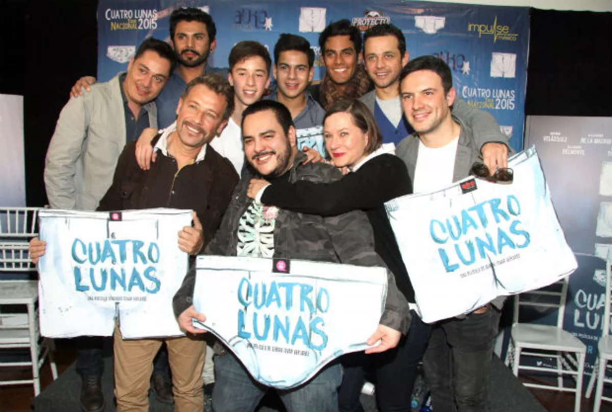 Juan Manuel Bernal, el director Sergio Tovar Velarde y el elenco de la película Cuatro Lunas.