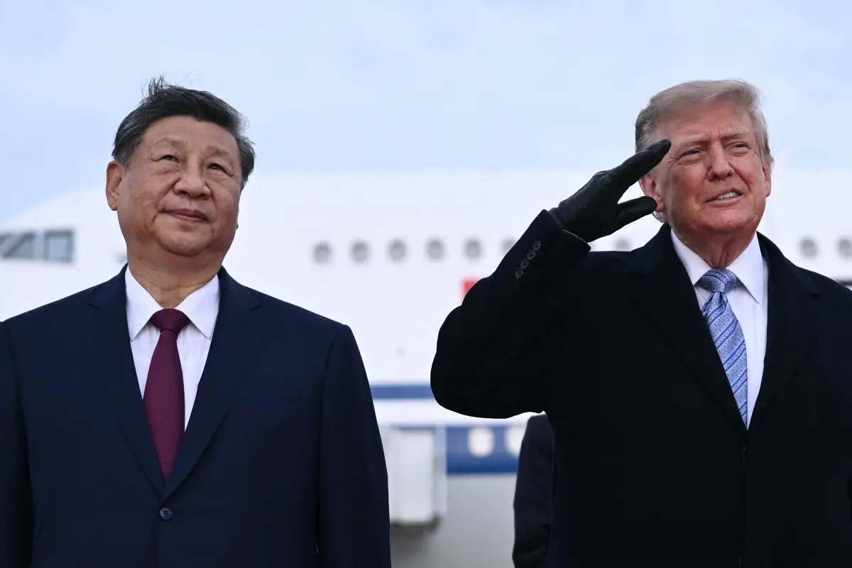 El presidente de Estados Unidos, Donald Trump, hace el saludo militar al recibir al presidente chino, Xi Jinping, a su llegada a la Base Conjunta Andrews, en Maryland, el 23 de septiembre de 2026. Xi visita Estados Unidos del 23 al 25 de septiembre.