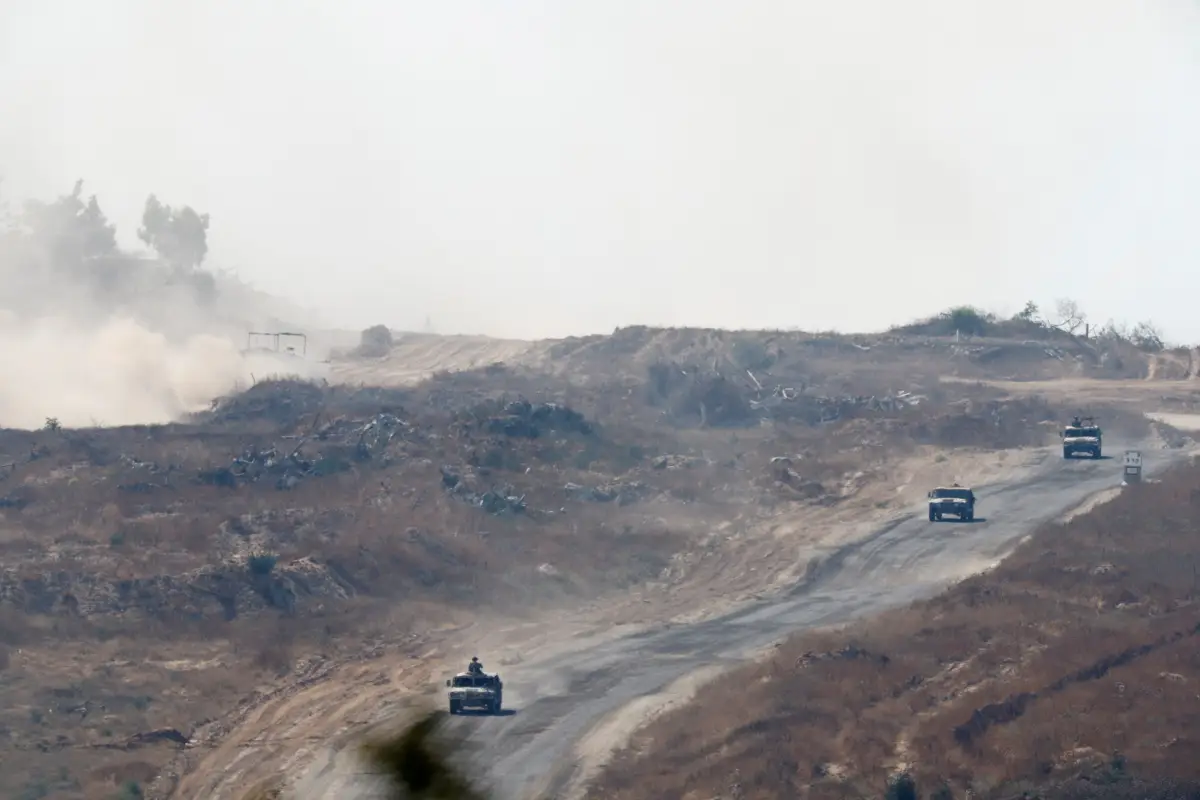 Los vehículos militares israelíes maniobran dentro de la Franja de Gaza, en medio del conflicto en curso entre Israel y Hamas, cerca de la frontera entre Israel y Gaza, visto desde Israel, el 5 de junio de 2024.