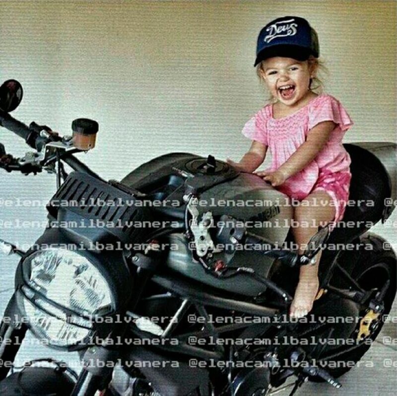Elena ha heredado el gusto por la motos de su papá Jaime Camil.