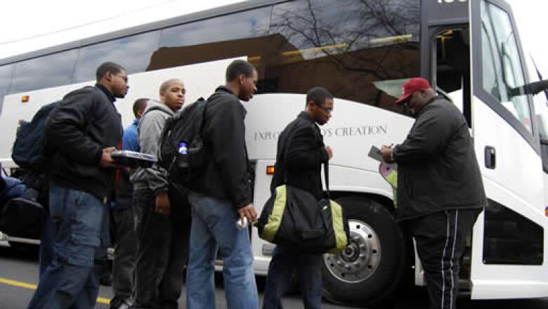 Estudiantes de la Universidad Morehouse, donde SE graduó Martin Luther King Jr., en Atlanta, abordaron autobuses hacia Washington.
