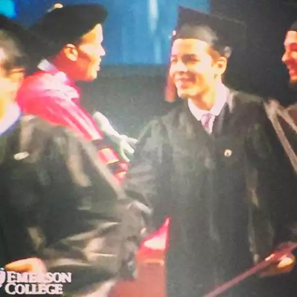 Manolo recibiendo el grado.